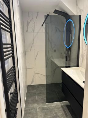Volledige renovatie van een badkamer in Den Haag, inclusief nieuwe tegels, sanitair en afwerking.