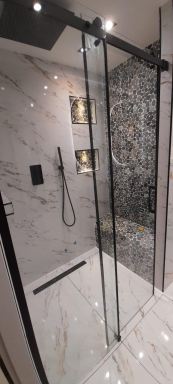 "Voor een klant in Barendrecht realiseerde ik een stijlvolle badkamerrenovatie met strakke afwerking, een inloopdouche en eigentijds design. Comfort en functionaliteit komen hier perfect samen.