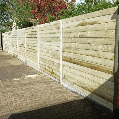 Door de storm beschadigde en omgevallen omheining vervangen door een volledig nieuwe omheining in schelle