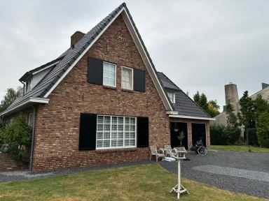 Bij deze woning heb ik prachtige raamluiken mogen monteren, het ziet er strak uit.