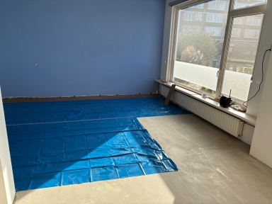 Houten vloer mogen egaliseren, het voorzien van klik-pvc en afpunten!