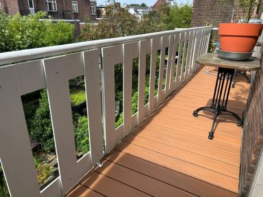 Op maat gemaakt balkonhek met een vlonder van composieten planken in Nijmegen