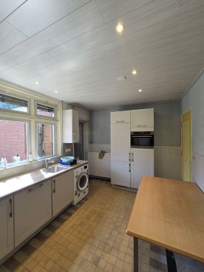 Parador plafond geplaatst met inbouwspotjes geplaatst in lepelstraat