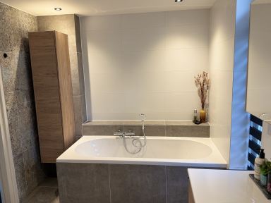 luxe badkamer ge&iuml;nstalleerd te Asten waarbij alle hoektegels in verstek zijn gezaagd zodat er geen tegelstrips nodig is.