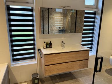 luxe badkamer ge&iuml;nstalleerd te Asten waarbij alle hoektegels in verstek zijn gezaagd zodat er geen tegelstrips nodig is.