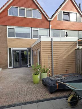 Plaatsen van een zinken dakgoot, aanbrengen van bitumen dakbedekking en het installeren van een pui.