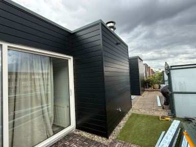 Bij div. huizen alle dakopbouwen voorzien van keralit gevelbekleding. Weer een aantal inwoners blij mogen maken in Amsterdam!