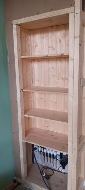 Precisie werk het op maat brengen van deze ensuite deuren! Alles is ondertussen aangesloten.