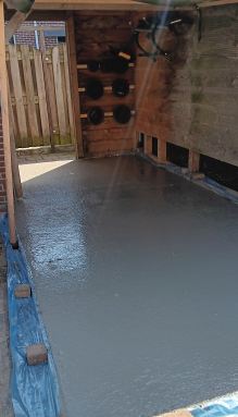 Een betonnen vloer erin.