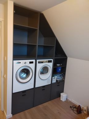 Wasmachine kast op maat onder een schuin dak 