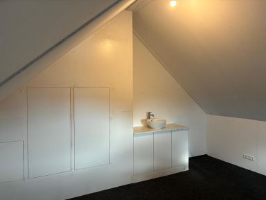 Zolderverbouwing met kastombouw met wastafel en wateraansluiting te Gennep
