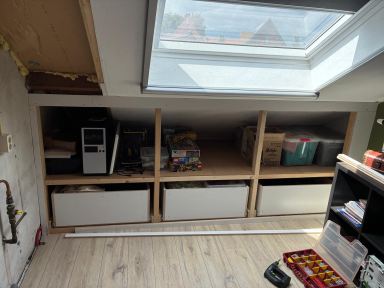 Zolderverbouwing/vernieuwing van kasten in Mill