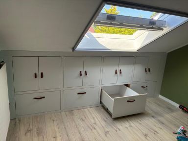 Zolderverbouwing/vernieuwing van kasten in Mill