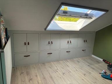 Zolderverbouwing/vernieuwing van kasten in Mill