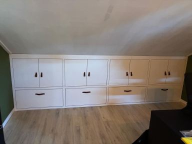 Zolderverbouwing/vernieuwing van kasten in Mill
