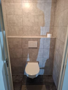 Een mooie toiletrenovatie gerealiseerd