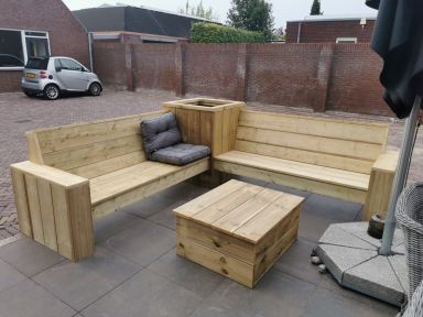 Tuinmeubel mogen maken met bijpassende tafel en ruimte voor planten!