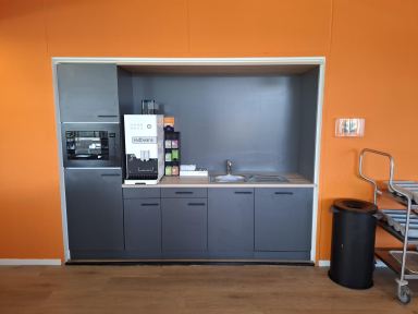 Keuken geplaatst  voor kantoorpand met inbouw apparatuur