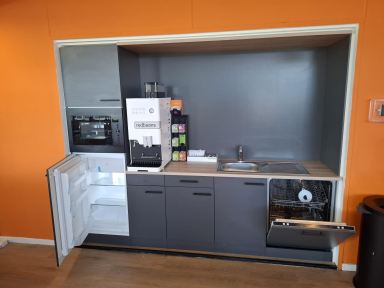 Keuken geplaatst voor kantoorpand met inbouw apparatuur