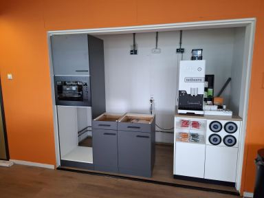 Keuken geplaatst voor kantoorpand met inbouw apparatuur