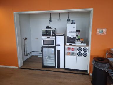 Keuken geplaatst voor kantoorpand met inbouw apparatuur
