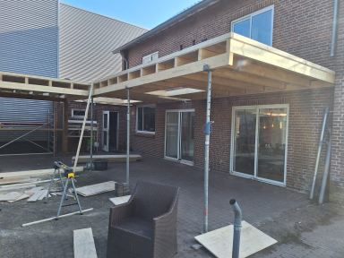 Voltooiing van overkapping met twee dakkoepels in Vlijmen